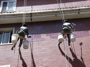 外墻防水——用JS彈性防水漿料混合水泥圖刷到平整的外墻基面 或者使用柔韌型防水涂料涂刷，如果不貼瓷磚，建議做一個(gè)簡(jiǎn)單的保護(hù)層。