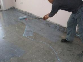 歐耐克界面劑的用途：主要用于大理石、墻面等光滑面粘貼前處理。歐耐克工程師曾做過實驗，可以通過界面劑在玻璃上、瓷磚上貼瓷磚，粘接牢固，沒有掉磚情況。界面劑現(xiàn)場施工圖